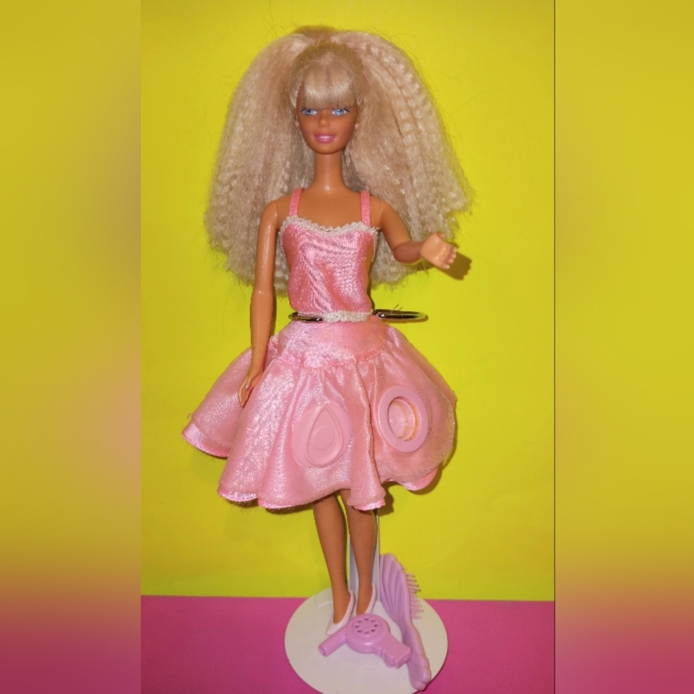 Barbie Doll Twirling Make Up With Brush
